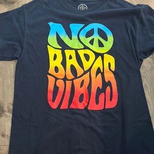 A tee shirt with the words no bad vibes